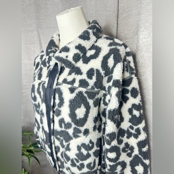 Old Navy Women’s Leopard Print Cozy Sherpa Snap-Front Flurry  Crop Jacket XS - Picture 6 of 14